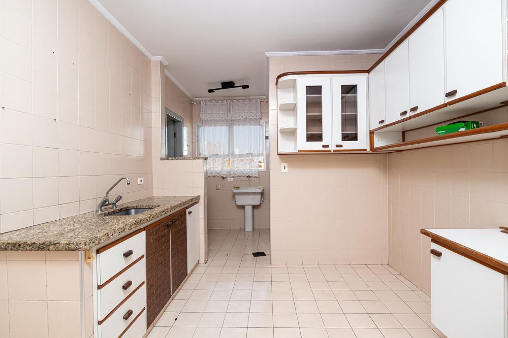 Apartamento em região central com sala, 01 dormitório com armário, cozinha planejada, banheiro social. 01 vaga de garagem
