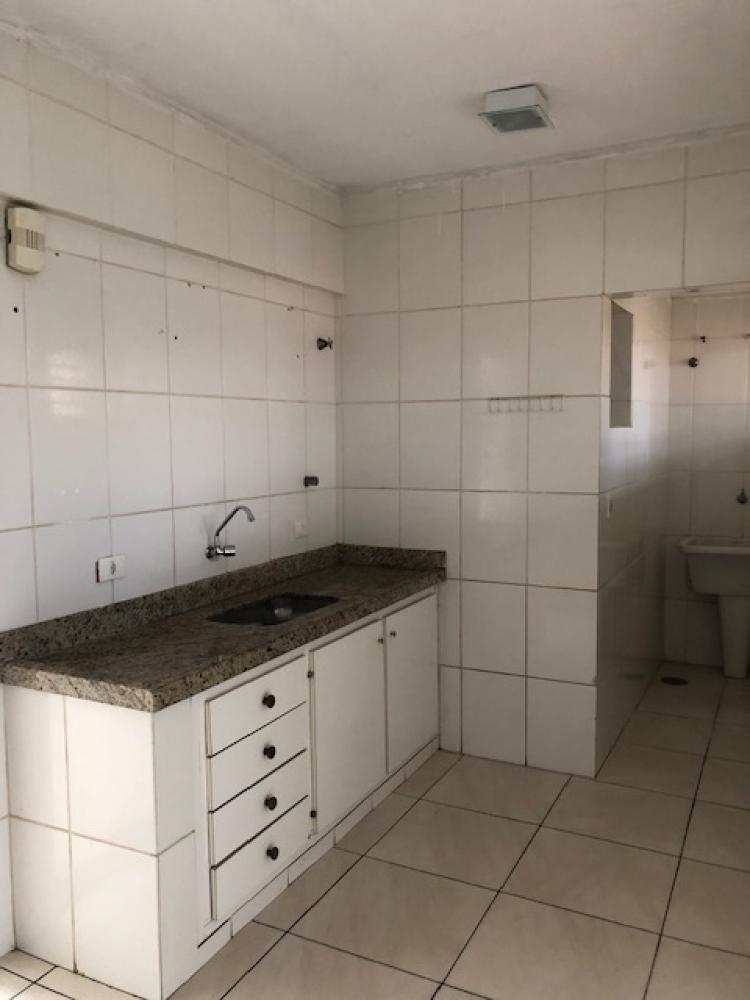 Apartamento no Centro, próximo a Rua do Porto, 1 dormitório, sala com sacada, banheiro social, cozinha, 1 vaga de garagem.
