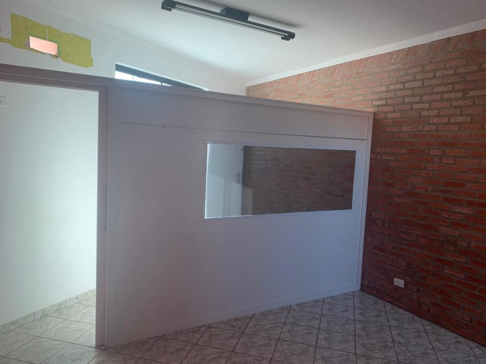 Sala comercial em localização com vista para Avenida Dois Corregos, rua de intenso fluxo de veículos 
Ótima localização sala conta com  13 m² e banheiro privativo