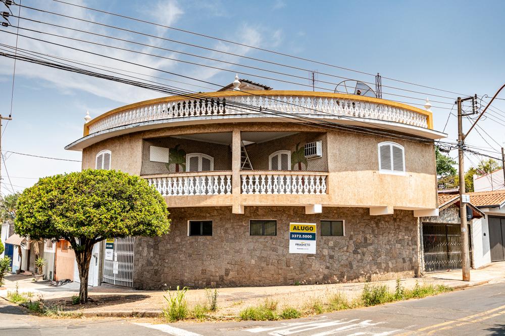 Ótima casa para locação em Piracicaba, localizada na Vila Rezende com ampla sala, cozinha com armários, 3 dormitórios sendo um suite, o imóvel possui 3 vagas de garagem.