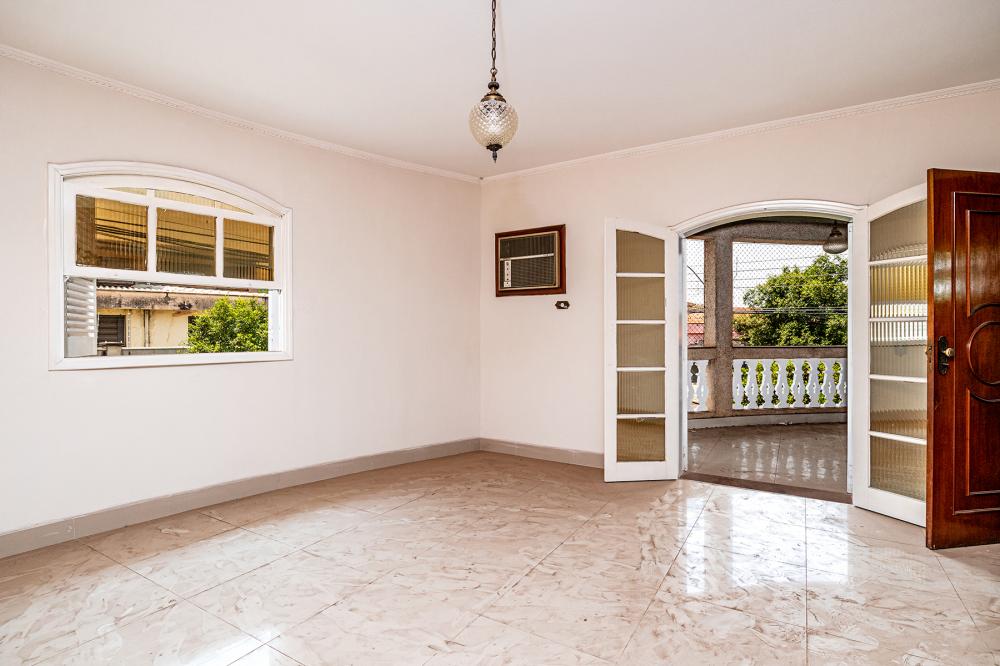 Ótima casa para locação em Piracicaba, localizada na Vila Rezende com ampla sala, cozinha com armários, 3 dormitórios sendo um suite, o imóvel possui 3 vagas de garagem.