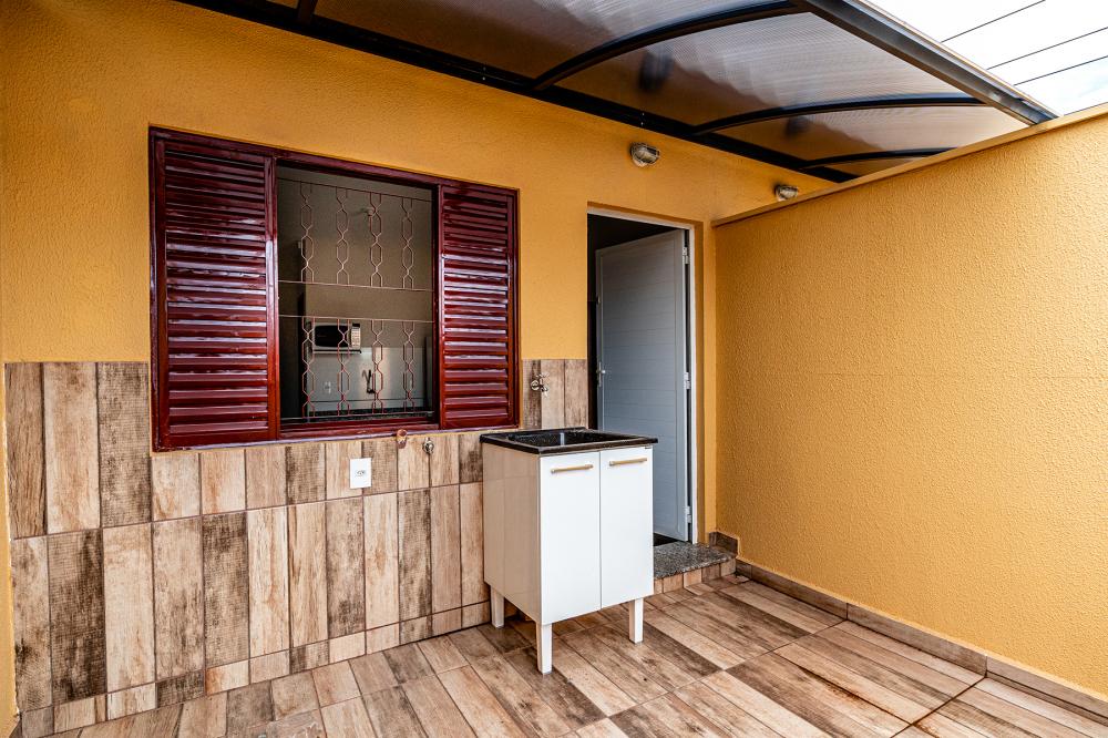 Linda Kitnet mobiliada localizada no bairro São Dimas.
KIt possui armário, cama, geladeira, microondas, ar condicionado.