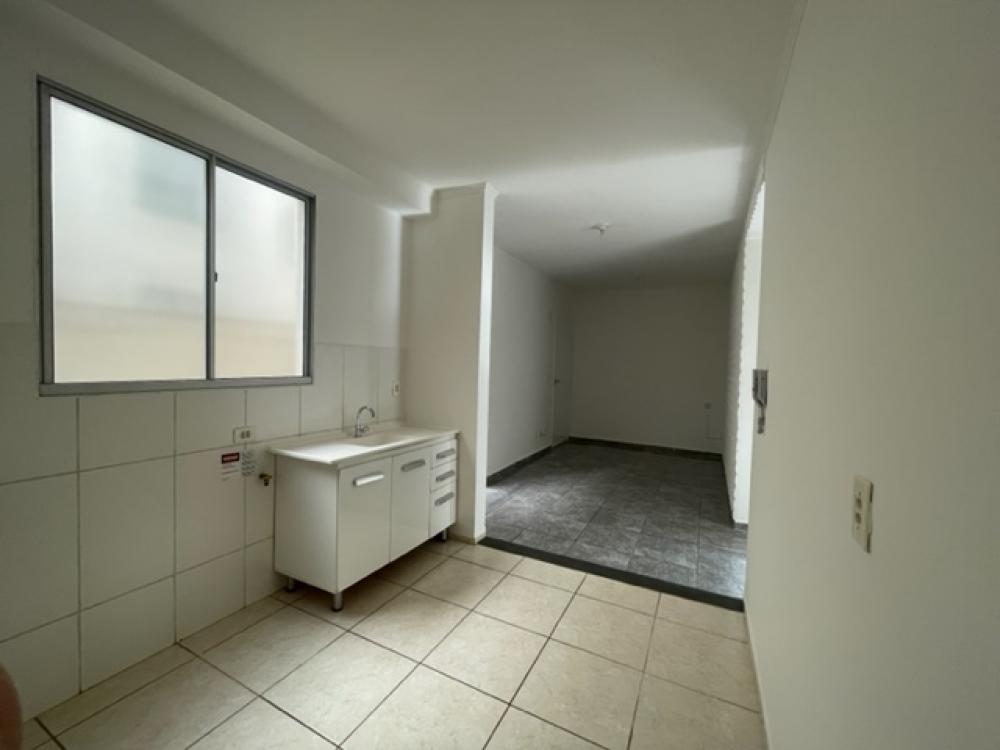 Apartamento térreo para locação na região do Bongue medindo 60M² com gardern, sala para 2 ambientes,cozinha, lavanderia, banheiro social com box, dois dormitórios. 
1 vaga de garagem