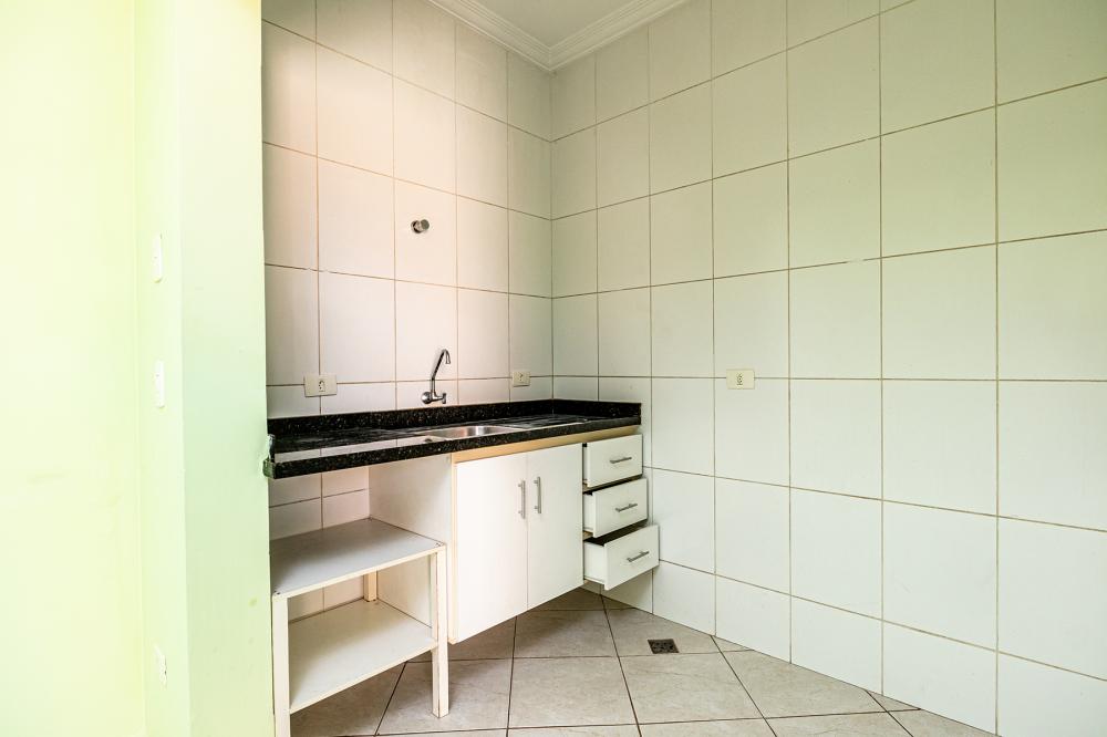 Kitnet, próxima a Esalq, 20m² com sala/quarto, cozinha com gabinete, banheiro social com box blindex, 1 vaga coberta.