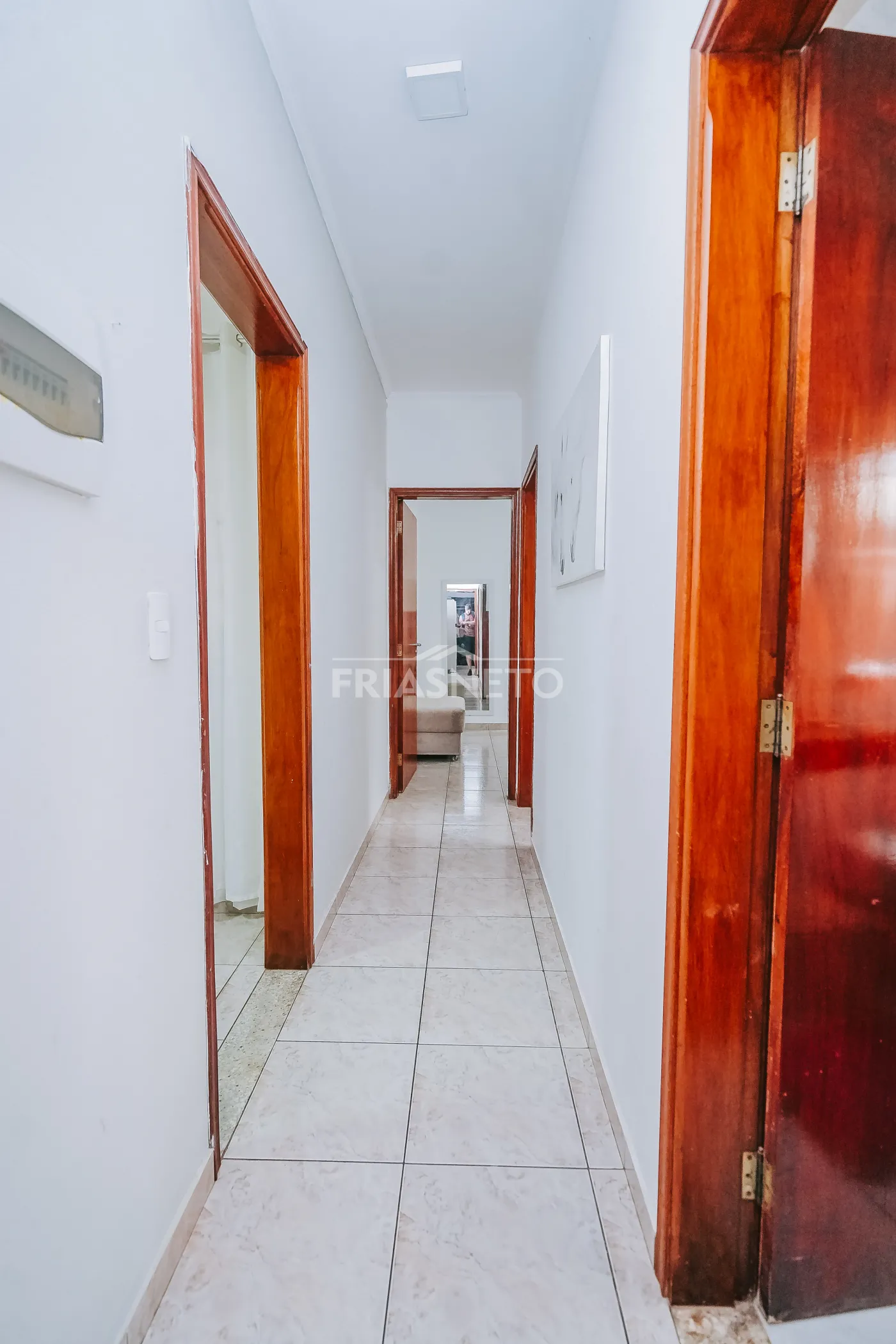 Casa para locação e venda no Terra Rica, com 3 dormitórios, sendo 1 suíte, sala, cozinha, 1 vaga coberta.