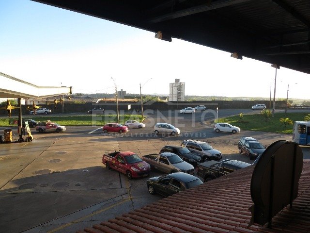 Sala em conjunto comercial medindo 31m² com  vista para a avenida Rio Claro, banheiro de uso coletivo.