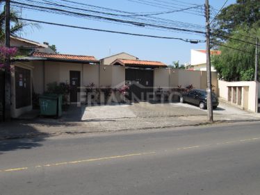 Kitnet para alugar no bairro Dois Córregos em Piracicaba  próximo do supermercado Mackro com sala/quarto, cozinha com gabinete, área de serviço e banheiro. 01 vaga descoberta.