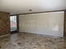 Excelente imóvel com vocação comercial com recuo para carros, medindo 400m² de terreno e 225,69m² área construída, garagem para 02 carros cobertos e 3 descobertos, contendo 4 dormitórios sendo 1 suíte, ampla sala 2 ambientes, copa, cozinha, sala de  tv,escritório, banheiro social, amplo espaço gourmet, quarto de despejo e 1 banheiro externo, entrada lateral e amplo quintal. Aceita Financiamento. Estuda proposta com casa em condomínio e apartamento de menor valor.