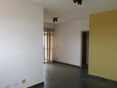 Apartamento em excelente localização, medindo 64,80 m² com 02 dormitórios com armários, ampla sala 02 ambientes com sacada, banheiro social, cozinha com armários e gabinete, área de serviço, banheiro de empregada, 01 vaga coberta. Condomínio oferece salão de festas, Churrasqueira e piscina e portaria 24 horas.