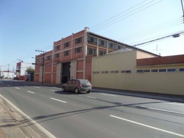 Localizado em uma parte nobre e ímpar da cidade, na Avenida Dona Francisca, este é um barracão com arquitetura contemporânea e imponente, adaptável para vários segmentos. Situado próximo ao Shopping, várias farmácias, bancos, escolas e players de sucesso. 
- Metragem total de 1.740,20m² em dois módulos interligados, sendo o primeiro com 1.200m² e segundo com 540m². 
