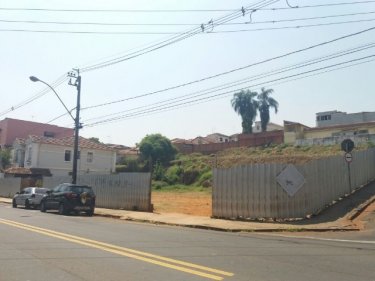 Terreno com 1590,78m², em rua arborizada e já consolidada, com vocação para empresas em geral,  localização nobre e  privilegiada próximo a rua do porto e o rio Piracicaba. Excelente oportunidade para segmentos de alimentação, vestuários, mall, possibilidade de BTS.
