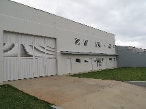 Galpão novo em excelente localização, com 1709m² de terreno, contendo 800m² de construção, sendo 550m² de vão livre, pé direito de 6 metros, piso em alta resistência, telha termo acústica, amplo escritório com banheiro privativo, vestiário, copa, escritório externo com 02 salas e banheiros,alarme, amplo pátio com várias vagas.