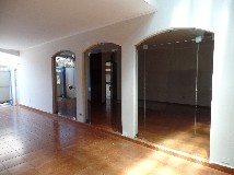 Vende-se Sobrado em ótima localização central com 3 dormitórios com armários, sendo 1 suíte, sala, sala de jantar, cozinha, lavabo, lavanderia coberta com banheiro! Excelente localização da São João