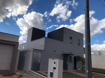 Lindo sobrado em condomínio fechado,com 3 dormitórios (1 suite). Ampla sala.