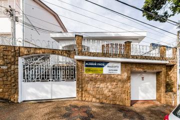 Imóvel Comercial para alugar em Piracicaba em região nobre da cidade
Contendo 289m² de construção. Piso inferior: ampla sala com ar condicionado, banheiro social, cozinha e copa. Piso superior: Sala dois ambientes com ar condicionado, 3 dormitórios sendo 2 com armários e 1 com ar condicionado, banheiro social e cozinha.  Espaço interno contém, área para churrasqueira, grandiosa piscina, 2 banheiros, quintal e 4 vagas de garagem.OPORTUNIDADE