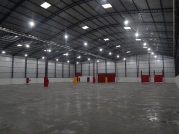 Ótimos galpões em centro logístico modulados de 1.500 m, total com 18.000m, piso nivelado a laser para 6 ton, pé direito de 14 m, docas com nivelador automático para 9ton, rede de fibra ótica, 6 trocas de ar por hora, certificado de armazém geral, J4, estacionamento para 140 carretas, 300 motos e 350 carros, patio faltado. Sistema de segurança do condomínio oferece portaria blindada, controlador de acesso, 150 câmeras de segurança,  sala de gravação e dilacerador de pneus (tipo dente de dragão).