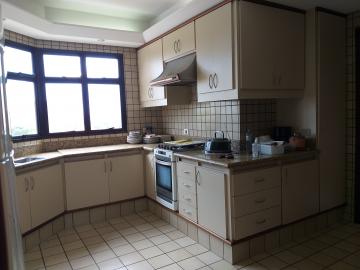 Maravilhoso apartamento em área nobre de Piracicaba, com localização privilegiada, medindo 145m², o projeto tem sala 2 ambientes com sacada e uma vista única para Esalq, cozinha planejada, 3 dormitórios sendo 1 suíte todos com armários,3 vagas subsolo paralelas. Apartamento novo, 100% reformado. O condomínio oferece portaria 24h, salão de festas, quadra poliesportiva, espaço gourmet.