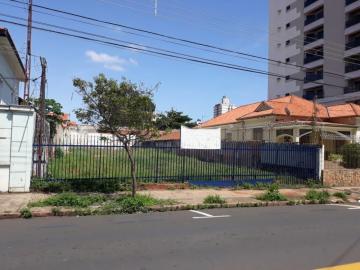 Ótimo terreno comercial na Rua Governador Pedro de Toledo, onde estão os principais comércios do Centro de Piracicaba. 
- 500m² de área; 
- 13,70 metros de frente.

Agende sua visita.