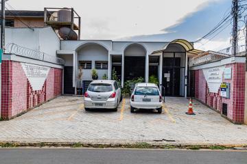 Ótima sala ao lado da Santa Casa, com 40 metros quadrados, banheiro privativo, recepção privativa, sala para atendimento. NA área comum tem recepção e banheiros.