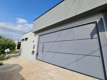 Casa térrea em excelente localização no bairro Jardim Petrópolis, contendo ampla sala com lavabo, cozinha planejada, 3 dormitórios com armários embutidos sendo 2 suítes, área de serviço coberta, área de lazer com espaço gourmet climatizado, 2 vagas de garagem cobertas. Estuda financiamento e FGTS. 
