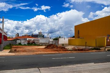 Oportunidade ímpar para estabelecer médios e grandes negócios, aqui, amplitude e localização se unem em uma combinação exclusiva. Localizado na avenida Dona Francisca, um dos principais corredores de Piracicaba e no tradicional bairro Vila Rezende, cercado dos mais diversos comércios e serviços de renome na cidade como Autozone e Swift, além de ser próximo ao Shopping Piracicaba, Supermercado Pague Menos, Droga Raia, entre outros. 
- 1.779m² de área útil; 
- Acesso lateral pela rua Monsenhor Gerônimo Gallo; 
- Possibilidade de adaptação do layout; 
- Estacionamento privativo. 


Excelente oportunidade comercial, agende sua visita. 
