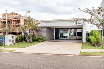 Excelente casa para alugar, em condomínio alto padrão, com 450 m2 de terreno sendo 255 m2 de construção,  térrea sendo sala e cozinha em conceito aberto contento 3 suítes completas de armários e ar condicionado, uma ampla área de serviço planejada, área gourmet integrada a cozinha com churrasqueira e piscina.