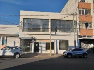 Em uma das principais avenidas do bairro Vila Rezende, localização tradicional e nobre de Piracicaba, este imóvel está em ponto estratégico próximo a restaurantes, lojas, serviços e também ao Shopping Piracicaba. 
- 733m² de área útil;
- Divisão em 3 pisos; 
- Piso térreo: salão com 2 escritórios e 3 banheiros sendo 1 já adaptado para PNE; 
- Piso inferior: salão e 4 banheiros; 
- Piso superior: Solado, 4 escritórios e 2 banheiros. 

Observação: Imóvel ideal para empresas de médio segmento que buscam localização e amplitude como características em um imóvel. 

Agende sua visita.