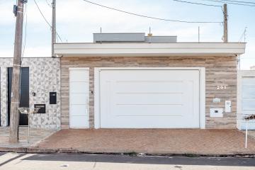 Residencia moderna, recém construída, pé direito duplo,  bairro tranquilo, proximo ao hospital regional ,excelentes acabamentos, com 03 dormitórios, sendo 01 suite master com banheira  de hidromassagem , escritório, sala de estar,jantar.
Aceita financiamento.