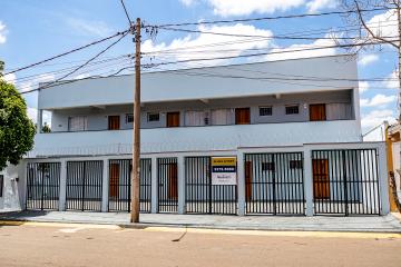 Apartamento novo, em bairro já estruturado, com mercados, farmácias, escolas.
Próximo a fábrica de móveis Master Móveis.

Apartamento com 1 dormitório, sala integrada com cozinha e área de serviço, banheiro.
Acabamentos das pias, prateleiras e mesa em granito, banheiro com box e gabinete. Cozinha com gabinete.

Possui uma vaga de garagem.
