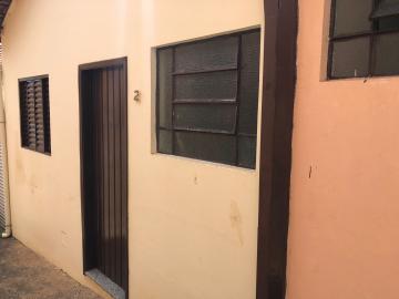 Casa no bairro São Dimas para locação em Piracicaba medindo 80M² com sala, cozinha, banheiro social, 2 dormitórios e quintal com lavanderia coberta.