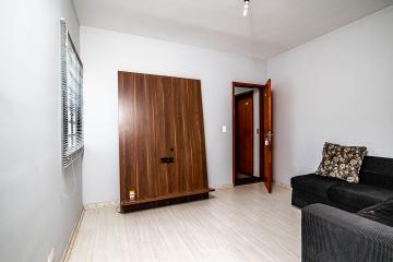Apartamento para Alugar em Piracicaba , Sala com Sofá e Painel , cozinha com Gabinete , Microondas , Fogão e Armário . 02 Dormitórios e lavanderia. Oportunidade para locação .