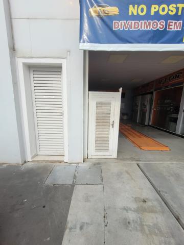 Ideal para quem busca estar em um bairro em expansão e também com multiplicidade de comércios e serviços, esta sala comercial está situada em uma das principais vias do bairro, Estrada Adelmo Cavagioni, em esquina com a Avenida Nossa Senhora do Carmo, no piso superior do posto Ipiranga. 
- 35m² de área útil; 
- Intenso fluxo de veículos e pedestres. 

Agende a sua visita.