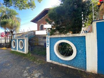 Ótima casa comercial para locação, em avenida de intenso fluxo de carros, pedestres e ônibus, sendo que o terminal fica a poucos quarteirões, vaga para dois carros, 4 salas, 2 banheiros, amplo quintal.