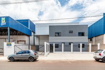 Excelente galpão em condomínio industrial que é referência em localização e segurança, oferecendo uma série de diferenciais como portaria 24h e monitoramento por câmeras. Imóvel com fácil acesso às principais rodovias, e perfeito para empresas que buscam um espaço amplo e bem localizado. 
- 1.000m² de terreno; 
- 720m² de área construída; 
- 20m de frente; 
- Galpão novo; 
- Piso industrial; 
- Pé direito de 9m; 
- Portão principal com 5m; 
- Escritório com 7 salas, banheiro e copa; 
- Vestiário; 
- 5 vagas de recuo. 

Agende a sua visita.