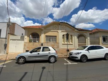 Casa na Rua Governado P. Toledo no centro da cidade.
Imóvel com 406 metros de terreno, sendo 8.65 metros de frente.
Casa com sala, 03 dormitórios, cozinha e banheiro social, amplo quintal.
01 vaga de garagem.

Vocação para comércio e investidor.