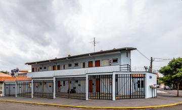 KITNET COM 25 M², SALA QUARTO, COZINHA COM GABINETE, BANHEIRO COM GABINETE E BOX. 1 VAGA DE GARAGEM. PRóXIMO AO TIRO DE GUERRA.