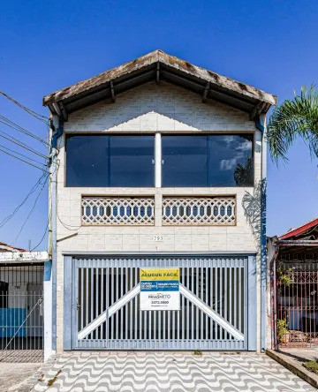 Excelente sobrado no bairro Santa Teresinha, com 03 dormitórios sendo 01 com armário embutido, ampla sacada e banheiro no piso superior, sala, copa, cozinha com armários, banheiro social, quintal com churrasqueira, garagem para 02 carros com portão eletrônico. Aceita financiamento e FGTS.