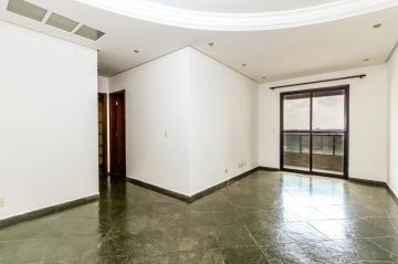 Ótimo apartamento na região central com ampla sala de dois ambientes, dois dormitórios sendo um suite, todos com armários, banheiro social com gabinete e box. Cozinha planejada, área de serviço com armário. Vaga coberta.