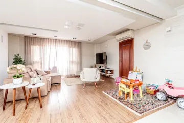 Apartamento em Piracicaba em excelente bairro, no Jardim Elite.

- Apartamento com 163m²;
- Ampla sala para dois ambientes com sacada;
- 3 dormitórios completos de armários, sendo uma suíte com closet;
- Cozinha planejada com, fogão 5 bocas inox embutido Falmec, coifa em inox Falmec, nicho em gesso para TV e receptor e área de serviço completa de armários;
- Sala de jantar equipada com balcão e apoio em granito preto absoluto, moldura em gesso;
- Sala Home Cinema equipada com sistema hometheater Harman Kardon de 6 caixas com 1.200 W de potência, com projetor Sony, tela de projeção embutida e com controle remoto, painel e rack, ótimo projeto de iluminação que harmoniza com a sanca em gesso, ar-condicionado de 27.800 BTUs;
- Suíte com armários embutidos e com closet em 