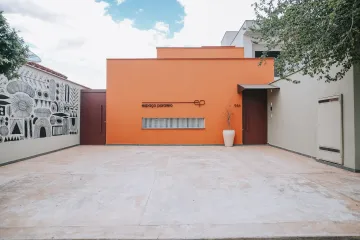 Imóvel comercial excelente em bairro super valorizado em Piracicaba, o São Dimas, com fácil acesso às avenidas Carlos Botelho, Saldanha Marinho e Independência. Este é um projeto versátil, assinado pelo arquiteto Celso Laetano e finalizado pelo arquiteto Egidio Simoni. A excelente localização pode atrair muitos clientes e facilitar o acesso aos serviços e comércios locais.
 - 235,65m² de terreno; 
- 261m² de área construída; 
- 9m de frente; 
- Pavimento térreo com 165m² e pavimento superior com 70m²; 
- 7 salas. 

Observação: É importante considerar também a disponibilidade de estacionamento, infraestrutura do local, a demanda do mercado na região e outros aspectos relevantes para o sucesso do negócio ou empreendimento no imóvel.  

Agende sua visita!