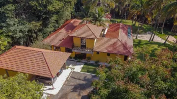 Projeto interessante a um estilo Casa de Campo, com ampla iluminação em seu interior, criando uma conexão entre os ambientes cobertos e ao ar livre. Proporciona conforto e tranquilidade, distribuídos em terreno de 1.000 m², na casa principal são 3 dormitórios com closet, sendo 1 suíte e 2 com banheiro conjugado, sala de estar e jantar, escritório, mezanino, lavabo, cozinha planejada, despensa e área de serviço. Casa de hospedes com 1 dormitório, cozinha, sala e banheiro. Piscina aquecida e coberta, deck em madeira, banheiros na área externa, sauna e sala de máquinas. Amplo quintal com lindo paisagismo. Não aceita financiamento e FGTS.

