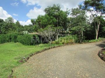 Excelente terreno em Condomínio fechado, com 2.010m², leve declive, com lindo paisagismo. Não aceita financiamento e FGTS.