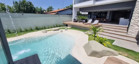 Excelente residencia recém construída, possui projeto moderno e linda área de lazer. O imóvel possui sala com pé direito duplo integrado com a área de churrasqueira, escritório com banheiro na parte terreá podendo se tornar uma 4º suite, academia, adega, dispensa e lavanderia. Acabamentos de primeira qualidade e estuda permuta com terrenos em condomínio fechado. Arquiteto Rogerio Lima