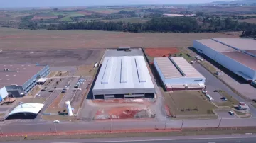 Excelente Galpão Comercial com 6000m² de construção em 20.000m² de terreno.

-Com escritórios,

- Refeitório,

- Salas de treinamento

-Área de pátio frontal e nos fundos.

-06 Docas.

-Posto de combustível caixa d água;

- Piso de alta resistência com pé direito de 10 mts.

Gostaria de expandir sua empresa ? Entre em contato com um dos nossos Corretores Especialistas e agende sua visita!
