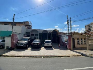 Excelente imóvel comercial, preparado para receber uma clínica, próximo ao Hospital Santa Casa Saúde, na Rua Visconde do Rio Branco, ponto estratégico para quem deseja estabelecer clínicas ou escritórios com visibilidade pela facilidade de acesso à avenida Independência, corredor comercial de destaque em Piracicaba. 
- 433m² de terreno; 
- 557m² de área construída; 
- 12 salas médicas; 
- 11 banheiros; 
- Recepção;
- Estacionamento; 
- Iluminação especial para clínica; 
- Espaço interno para instalação de elevador. 

Observação: Proprietário não aceita financiamento. 

Agende sua visita!