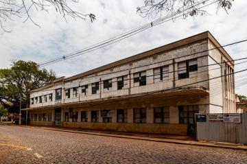 Excelente imóvel comercial para alugar no bairro mais charmoso e turístico de Piracicaba, Monte Alegre. Próximo a restaurantes, bares, Igreja, Condomínio residencial Monte Alegre, de alto padrão.
 
O imóvel conta com 633m² de terreno e mais de 1.000m² de construção. 
Pavimento térreo: 08 salas e 01 amplo salão.
Pavimento superior: 08 salas e 01 salão e recepção.

Possui arquitetura versátil, ideal para restaurantes, escritórios, clinicas, e amplos espaços adaptáveis a cada segmento. 

A fachada imponente com 50 m de comprimento, contemporiza com a frondosa rua arborizada.
Imóvel Único!