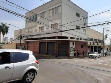 Localizado na Rua do Rosário, uma das principais do Centro de Piracicaba, este é um ótimo investimento para quem deseja diversificar o portfólio com imóveis comerciais ou mesmo expandir ou iniciar um novo negócio. Imóvel com fácil acesso à Rua XV de Novembro, importante corredor comercial. 
- 231m² de terreno; 
- 220m² de área construída; 
- Salão comercial de 90m² com garagem; 
- 3 apartamentos, sendo 2 deles com 3 dormitórios e 1 com 2 dormitórios; 
- Cozinha; 
- 2 banheiros; 
- Lavanderia. 

Agende sua visita.