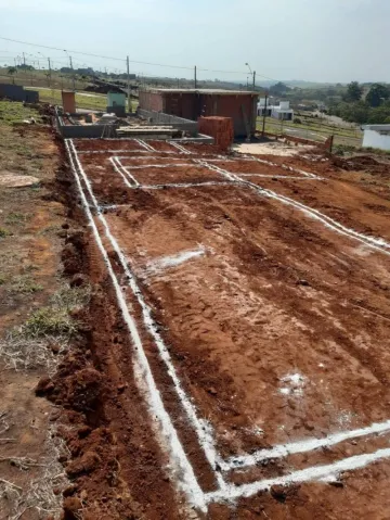 Terreno em ótima localização no loteamento com 208 m² (plano). Terraplanagem e parte da fundação já feita.