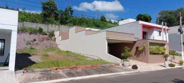 Terreno em condomínio fechado, medindo 256m². Pronto para construir. O condomínio oferece piscina adulto com deck e solarium, piscina infantil, salão de jogos, salão de festas com terraço-bar, fitness, quiosque com churrasqueira e forno de pizza, quadra poliesportiva, quadra de vôlei de areia, campo de futebol gramado, playgrounds, trilha ecológica com estações de ginástica e pomar. Portaria com controle de acesso e clube integrado ao condomínio.
