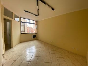 Sala comercial em localização privilegiada, no centro da cidade, com intenso fluxo de pessoas e veículos. Possui 25,55 m² de área útil, recepção, sala e 01 banheiro privativo